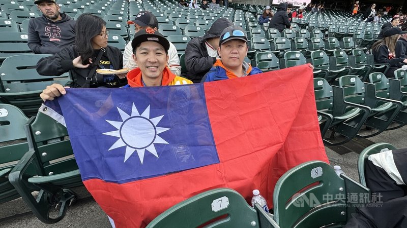 与40多人一同到场观赛的台湾球迷高苙凯（右）说，今天用实际行动来帮邓恺威加油，大家都会跟他站在一起，希望他能在大联盟立足，鼓励更多后进。中央社记者张欣瑜旧金山摄  113年4月7日