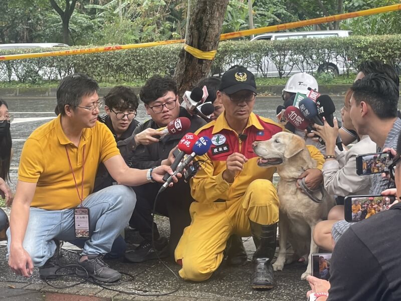 领犬员6日带著搜救犬罗杰受访。（图取自facebook.com/chenchimai）