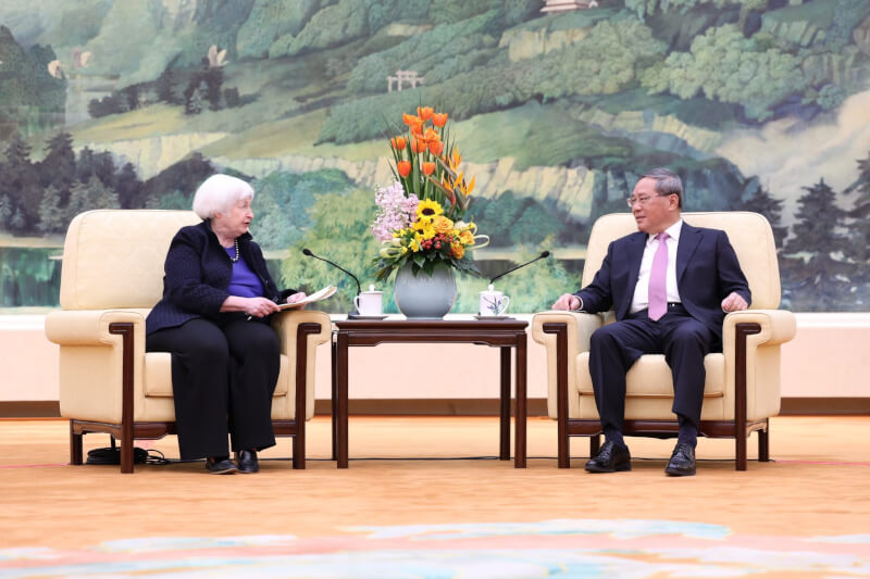 美國財政部長葉倫（左）7日在北京與中國國務院總理李強（右）會談。（圖取自twitter.com/SecYellen）