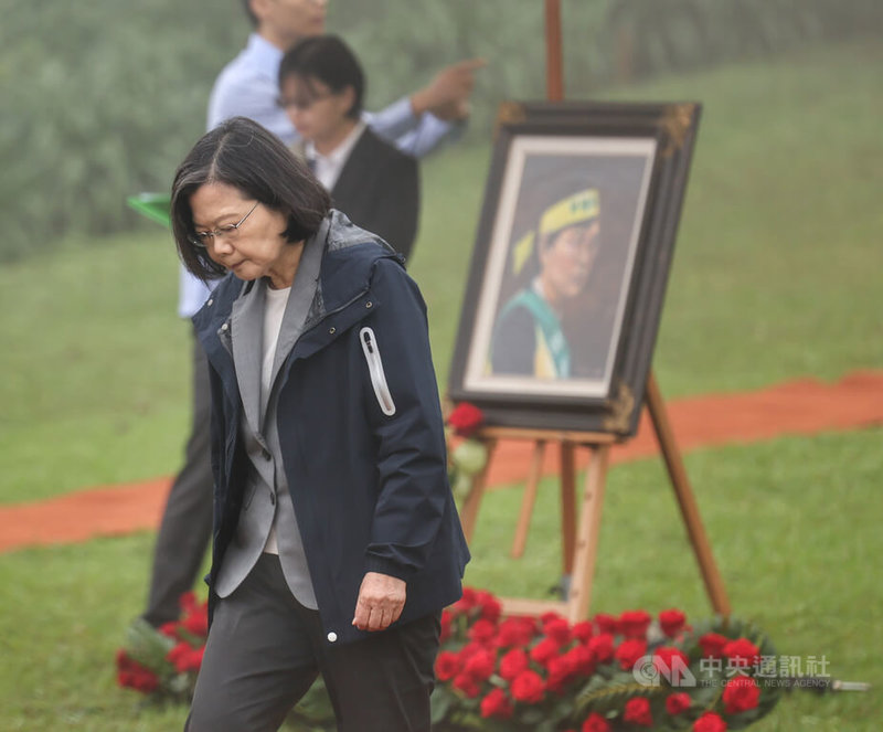 總統蔡英文（前）7日上午前往鄭南榕自由之翼紀念墓園，出席「鄭南榕殉道35週年追思紀念會」。中央社記者王飛華攝 113年4月7日