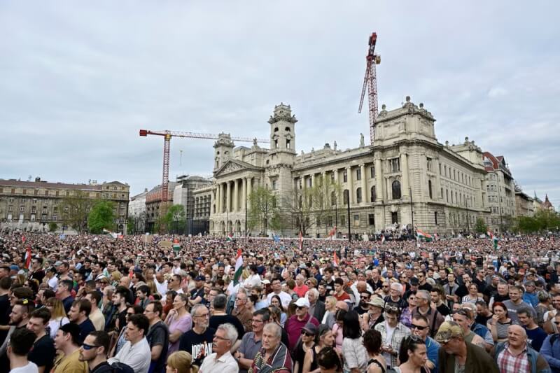 匈牙利首都布達佩斯市中心6日湧入數萬示威者要求奧班為貪腐問題辭職下台。（路透社）