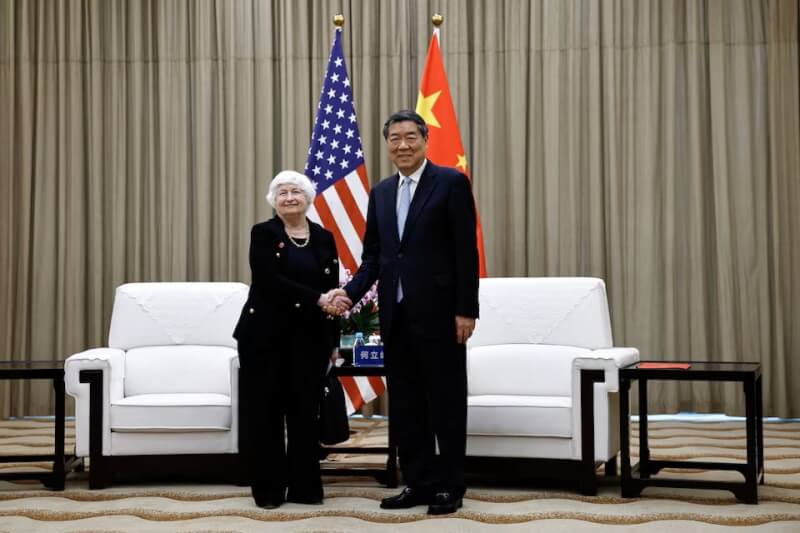 美國財政部長葉倫（左）6日與中國國務院副總理何立峰（右）在廣州會談。（路透社）