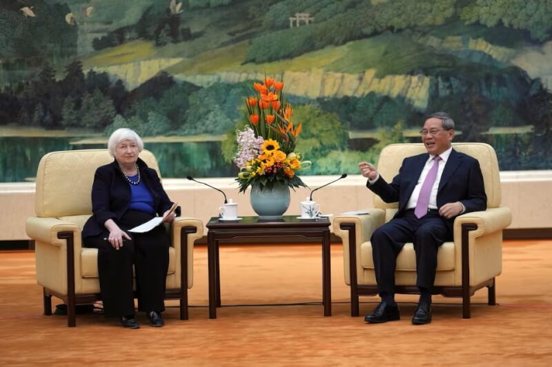 中国国务院总理李强（右）7日在北京会见美国财政部长叶伦（左）。（路透社）