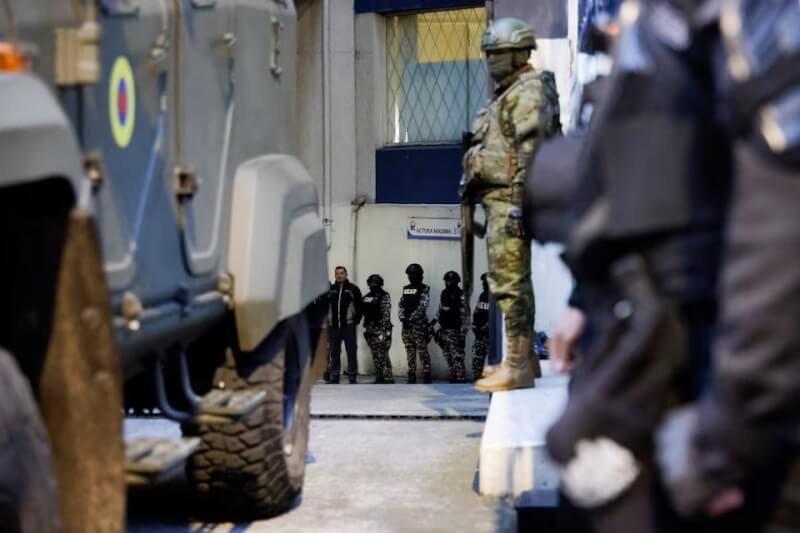 厄瓜多安全部隊6日在首都基多準備移送前副總統葛拉斯。（路透社）