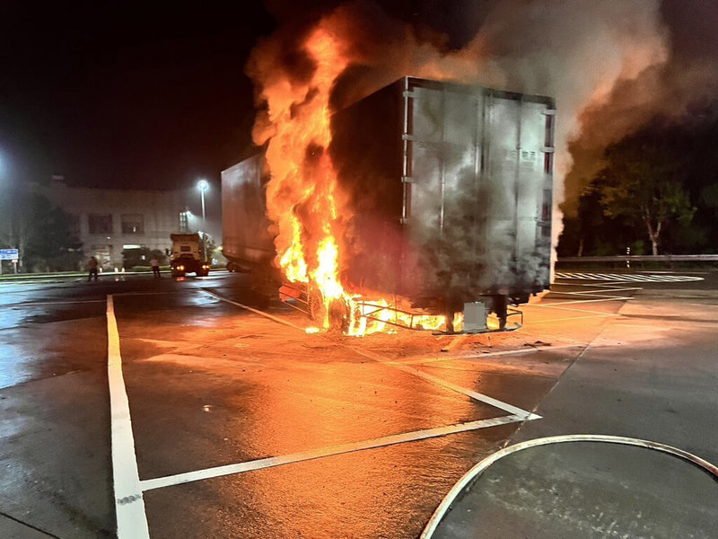 一輛載運電子零件的聯結貨櫃車，8日行經國道3號西湖路段，輪胎突然冒煙，駕駛立即駛入西湖休息區，拿出滅火器想要自行撲滅，但火勢一發不可收拾，不到幾分鐘就吞噬整個貨櫃。（民眾提供）中央社記者管瑞平傳真  113年4月8日