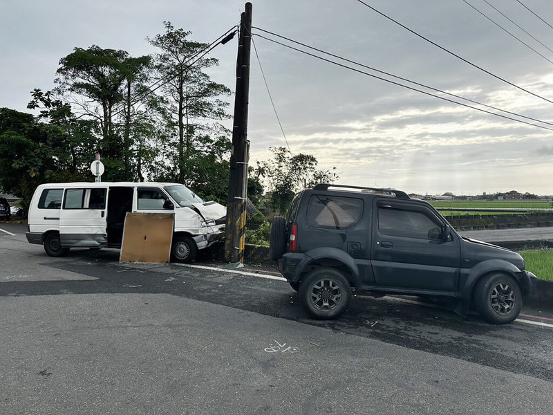 宜蘭縣壯圍鄉一處路口8日清晨發生2輛自小客貨車擦撞車禍，共有9人受到輕傷。（讀者提供）中央社記者王朝鈺傳真  113年4月8日