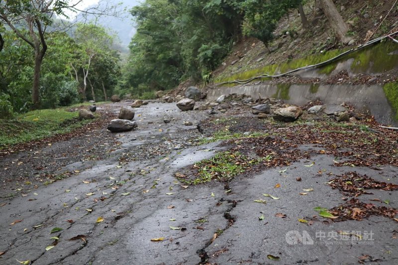 花蓮強震後，山區土石鬆動，若再降雨，致災風險大為提高。農村發展及水土保持署評估後緊急調降花蓮市、秀林鄉、吉安鄉及蘇澳鎮、南澳鄉等5鄉鎮市的土石流警戒基準值。中央社記者李先鳳攝  113年4月8日