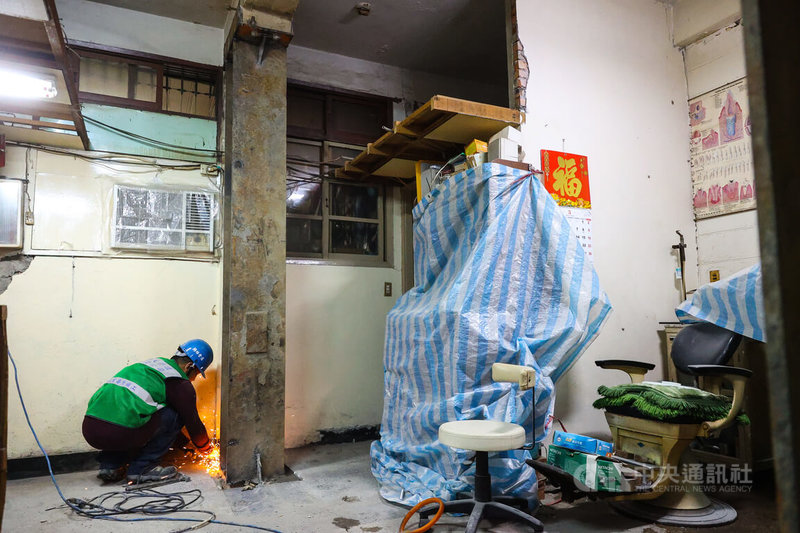花蓮強震，台北市中正區南機場整建住宅有建物發生受損情況，工作人員8日下午在1樓屋內，進行H型鋼支撐補強施工作業。中央社記者謝佳璋攝 113年4月8日