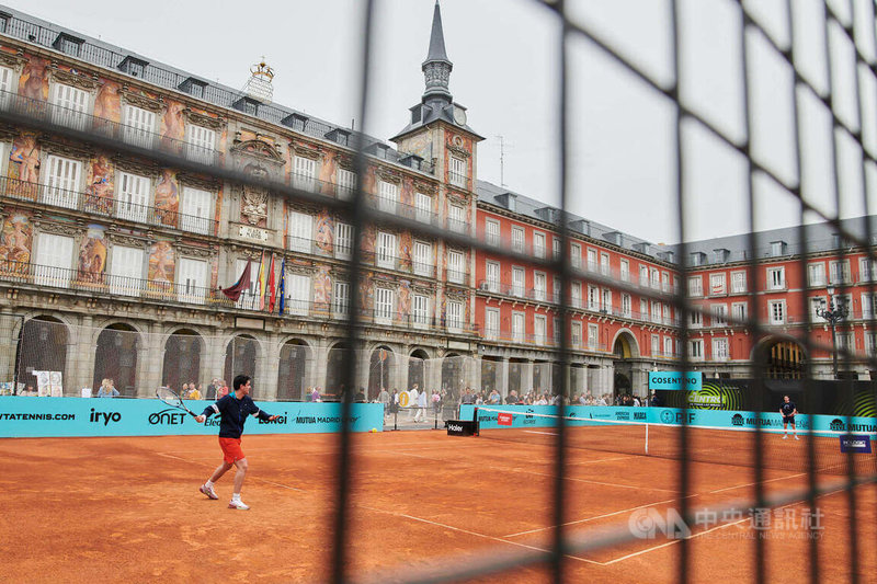 马德里网球公开赛为宣传22日即将开打的赛事，在历史悠久的马德里「主广场」（Plaza Mayor）上打造了一座红土球场，6日起供球迷以每小时1欧元（约新台币35元）租用，体验在古迹里打网球的独特经验。中央社记者胡家绮马德里摄  113年4月8日