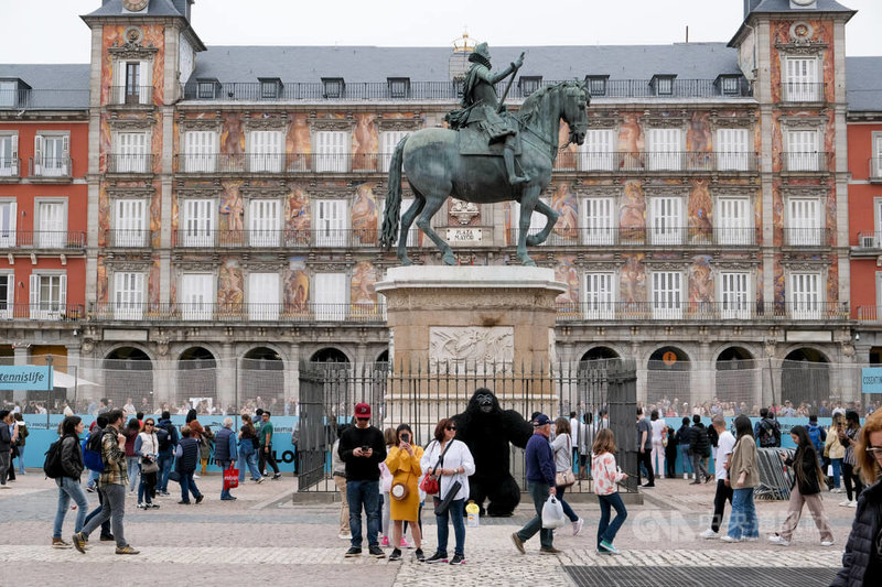 西班牙首都马德里的主广场（Plaza Mayor）建成于1619年，深具历史意义与艺术价值，名列西班牙国家文化遗产，是马德里的旅游中枢，也是最受游客欢迎的景点之一。图为马德里网球公开赛在熙来攘往的广场上打造的红土球场，吸引许多游客驻足球场四周围观。中央社记者胡家绮马德里摄  113年4月8日