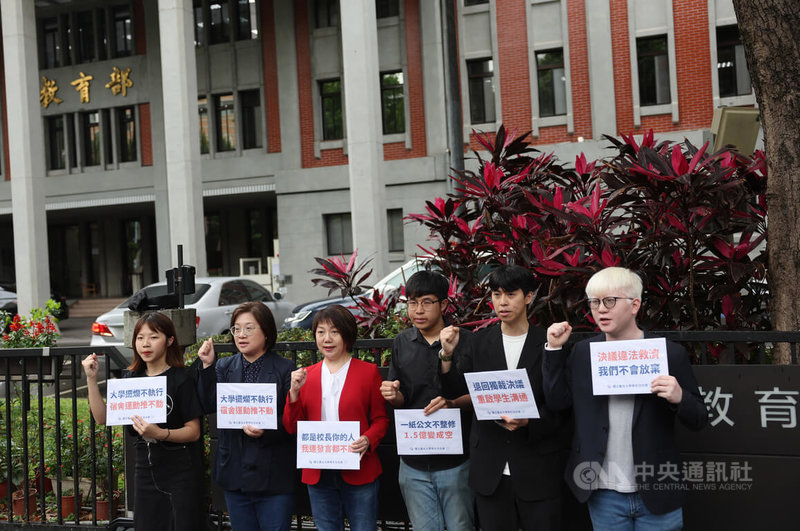 台北大學強制搬遷學生宿舍惹議，北大學生會、台灣學生聯合會學生代表8日上午與民進黨立委陳培瑜（左2）、范雲（左3）等人在教育部前舉行記者會，呼籲校方暫緩宿舍搬遷，重啟溝通。中央社記者趙世勳攝  113年4月8日