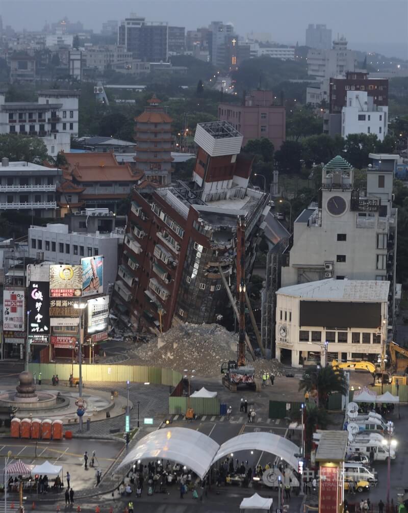 花蓮天王星大樓震後嚴重傾斜，5日展開拆除工作。中央社記者趙世勳攝 113年4月5日