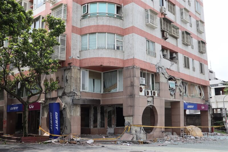 花莲3日发生芮氏规模7.2地震，目前有17栋建筑物被贴上红单、列为危楼，包括统帅大楼（图）等，外墙严重剥落。中央社记者李先凤摄 113年4月7日