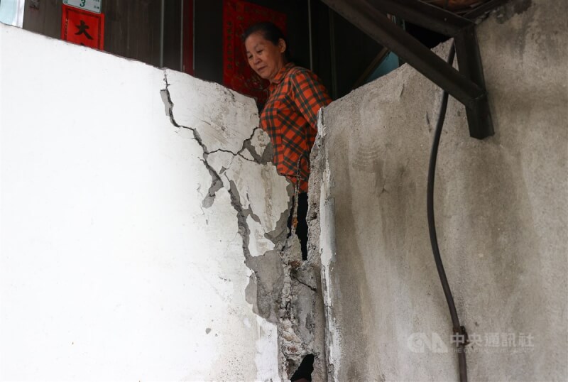 花蓮強震,台北市中正區南機場整建住宅發生梁柱爆裂等狀況,8日下午住戶受訪表示,回想地震發生當下仍心有餘悸,也對都更議題表達看法。中央社記者謝佳璋攝 113年4月8日