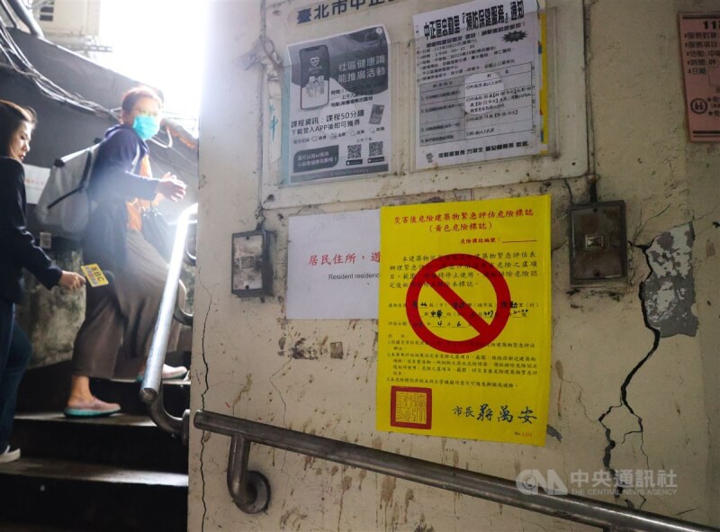 台北市中正區南機場整建住宅在花蓮強震中受損,經再次會勘後由紅單降為黃單,8日下午有住戶返家,向記者說明災損情況。中央社記者謝佳璋攝 113年4月8日
