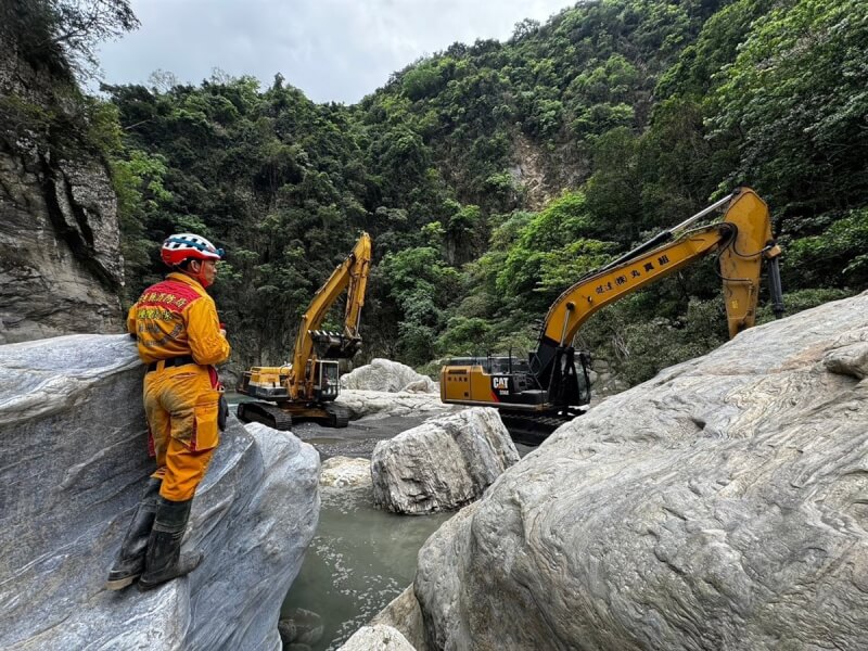 花蓮強震第6天，仍有6人失聯，太魯閣砂卡礑是重點搜救區，大型機具從峽谷橋下河床的地方開始前進砂卡礑步道，因遇到巨石無法排除，另行開闢旁邊山路前進。（花蓮縣消防局提供）中央社記者李先鳳傳真 113年4月8日