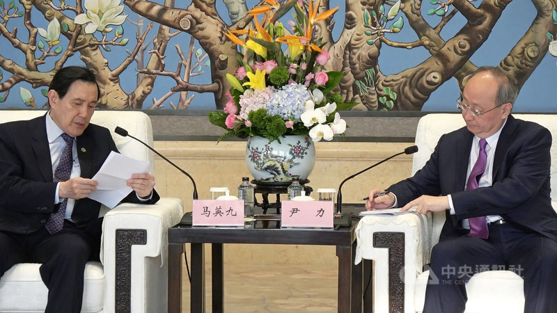 前總統馬英九（左）8日在北京飯店與北京市委書記尹力（右）會面，並說九二共識才能擱置爭議。中央社記者呂佳蓉北京攝  113年4月8日