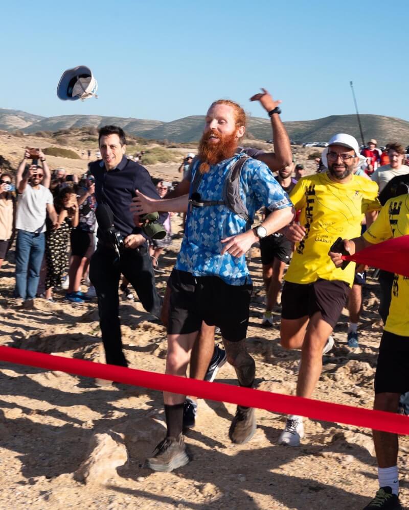 英国男子库克（中，蓝衣者）7日完成以双脚跑遍非洲大陆，全长超过1万6000公里的壮举。（图取自twitter.com/hardestgeezer）