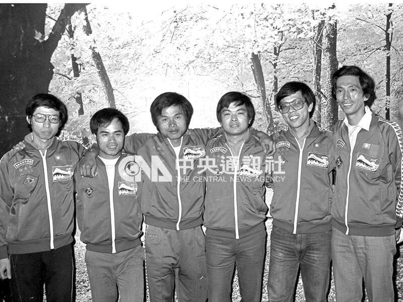 中华民国登山远征队领队吴夏雄（右一）在行前记者会与喜马拉雅山怒峰远征队队员合影。（中央社档案照片）