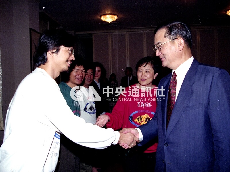 1993年5月28日行政院长连战（中）接见喜马拉雅山珠穆朗玛峰中华民国登山队，并向登顶队员吴锦雄（左）道贺。（中央社档案照片）