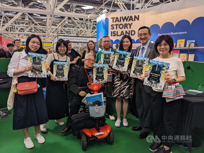 義大利第61屆波隆那兒童書展台灣館開幕派對於當地時間8日舉行,葡萄牙出版社NÉVEDA ENT創辦人柯斯塔(Terry Costa)(右4)特別拿著葡萄牙文版本「從前從前,火車來到小島」前來,並與駐義大利代表蔡允中(右2)、台北書展基金會執行長王秀銀(右)、大塊文化董事長郝明義(前左3)等人合影。中央社記者王寶兒攝 113年4月9日