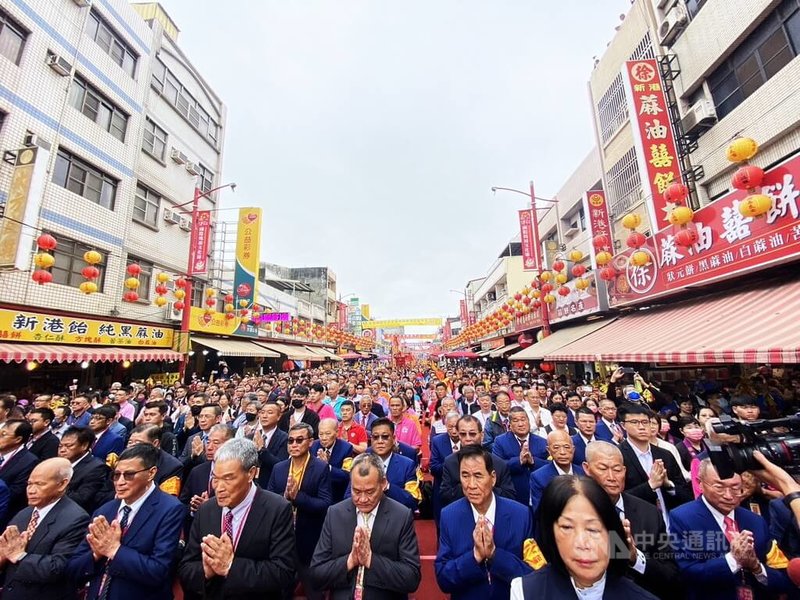 大甲鎮瀾宮媽祖9天8夜遶境進香祝壽大典9日上午在新港奉天宮前廣場舉行,奉天宮前中山路綿延半公里都是參與祝壽的香客。中央社記者蔡智明攝 113年4月9日