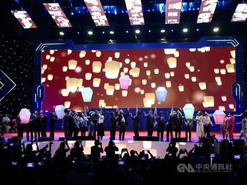 世總第30屆第2次理監事聯席會議及相關活動9日在越南首都河內市舉行開幕典禮,禮成之後眾人點燃具有傳承、把握商機等祝賀寓意的電子天燈。中央社記者陳家倫河內攝 113年4月9日