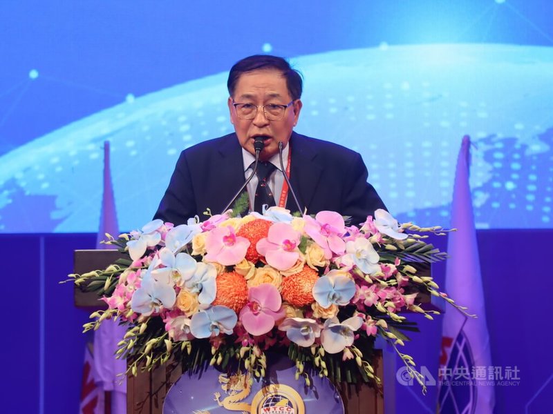 世界台灣商會聯合總會年度會議越南河內登場,世總第30屆總會長李天柒9日致詞時呼籲台商掌握越南的商機,也期盼越台雙方更加緊密合作。中央社記者陳家倫河內攝 113年4月9日