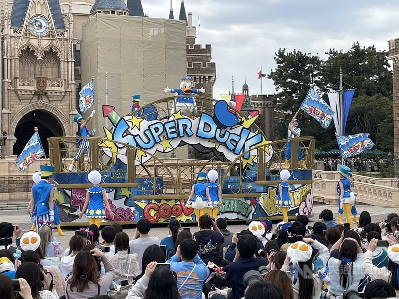 日本東京迪士尼樂園在4月9日至6月30日推出「唐老鴨的呱呱鴨城市」期間限定特別活動，一天2場的遊行改為以唐老鴨為主秀的「呱呱慶典」，遊行人物穿上唐老鴨的藍、白、黃3色服裝，身披斗篷、戴著王冠的唐老鴨站在寫著SUPER DUCK的主要花車上現身。中央社記者戴雅真東京攝  113年4月9日