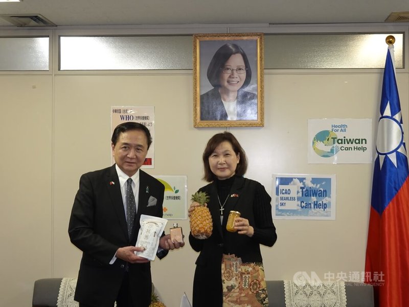 神奈川縣知事黑岩祐治(左)9日拜訪駐日代表處橫濱分處處長張淑玲(右),慰問花蓮震災。張淑玲贈花蓮伴手禮及台灣鳳梨致謝,並表達對日本能登半島強震的慰問之意,希望台日一同克服難關。中央社記者楊明珠橫濱攝 113年4月9日