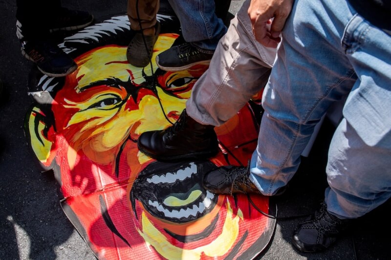 馬尼拉民眾9日前往中國駐馬尼拉大使館示威，踐踏中國國家主席習近平的肖像。（路透社）