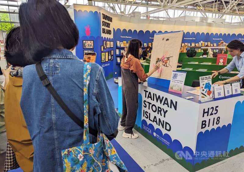 義大利第61屆波隆那兒童書展於當地時間8日開展,在台灣生活多年的馬來西亞創作者馬尼尼為隨團參展,並在書展首日下午坐鎮展場,進行為期1小時簽繪活動,吸引各國出版人欣賞。中央社記者王寶兒攝 113年4月9日