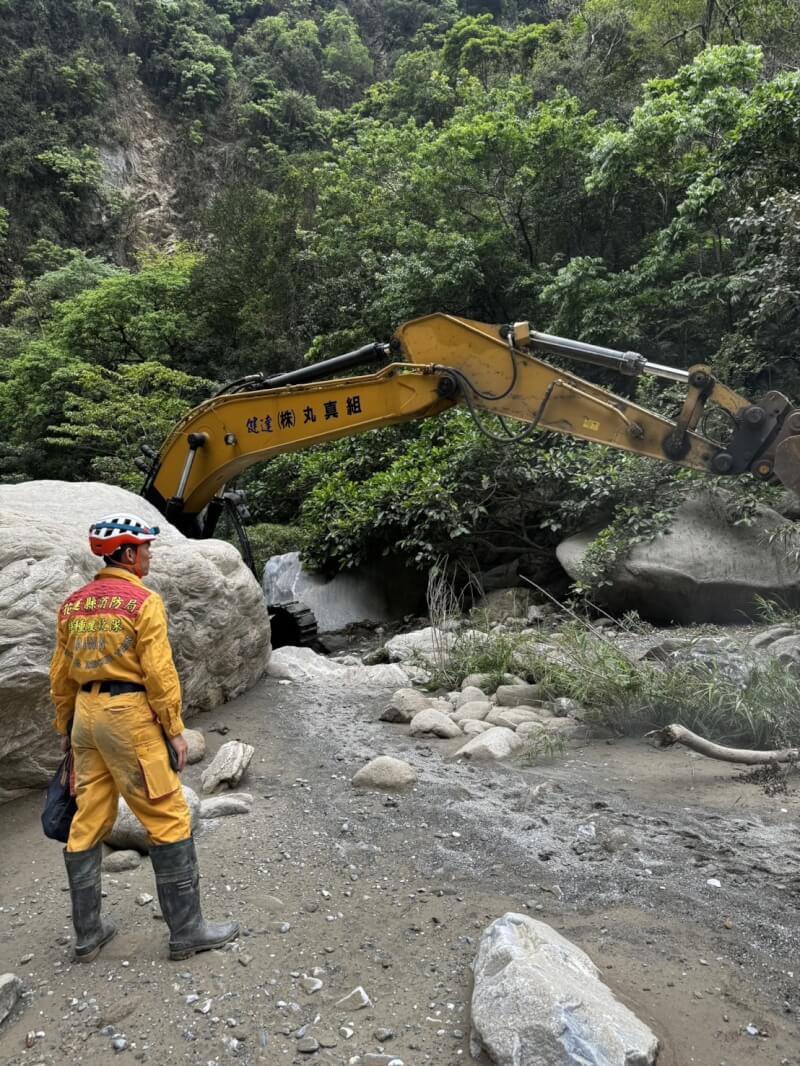 消防局特搜大隊持續進行砂卡礑步道搜救行動，由於找到的男鞋和手套經家屬確認，並不屬於澳籍新加坡夫妻的東西，加上有遊客提供當天影片看到2人位置，搜索熱區鎖定在0.5公里處。（花蓮縣消防局提供）中央社記者李先鳳傳真 113年4月9日