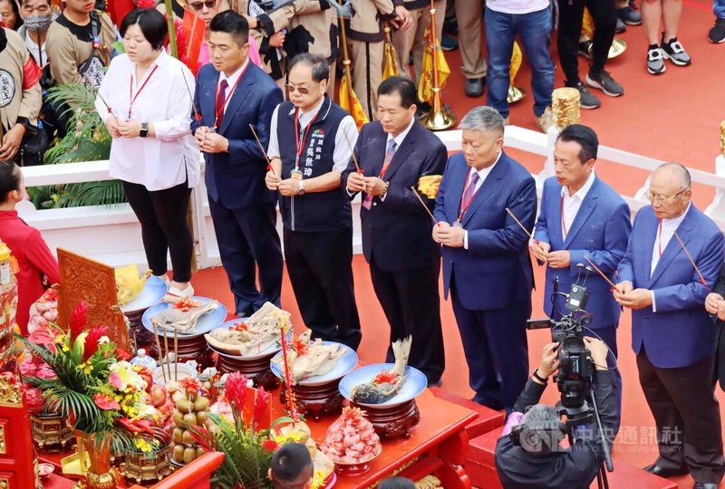 大甲鎮瀾宮媽祖9日上午在新港奉天宮前舉行祝壽大典,大甲鎮瀾宮董事長顏清標(右3)、奉天宮董事長何達煌(右1)、嘉義縣長翁章梁(右2)、國民黨立委顏寬恒(右6)等人主祭,場面莊嚴隆重。中央社記者蔡智明攝 113年4月9日