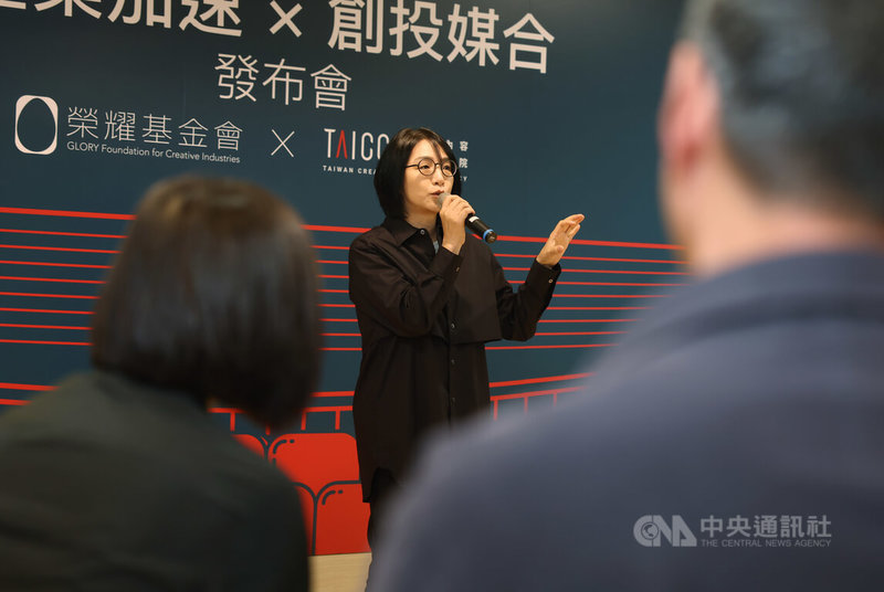 文策院與榮耀基金會合作推出音樂劇創投媒合平台「讀劇匯」,9日在台北舉行發布記者會,大慕可可董事長林昱伶(後中)出席致詞,表達支持。中央社記者趙世勳攝 113年4月9日
