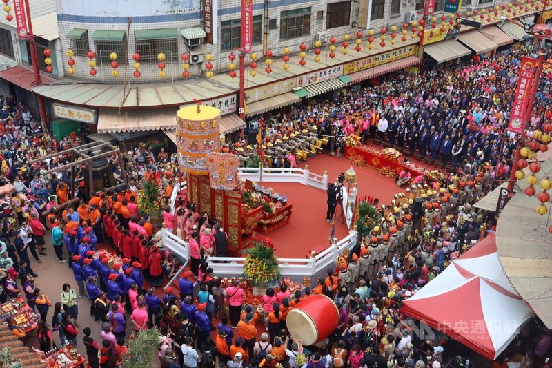 大甲鎮瀾宮媽祖9天8夜遶境進香祝壽大典9日上午在新港奉天宮前廣場舉行，數萬信眾擠滿奉天宮周邊街道，手持清香、進香旗參與誦經，祈求平安。中央社記者蔡智明攝  113年4月9日