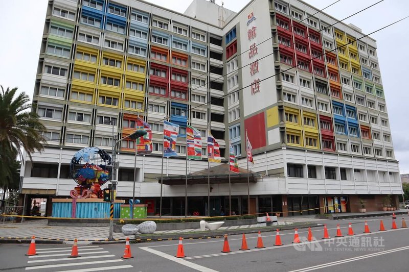 花蓮翰品酒店為五星級親子城市度假酒店，最大特色就是透過「幾米」繪本等不同主題帶給旅人不同的感動。受0403花蓮地震影響，飯店門口被貼上紅單，宣布永久歇業，提前啟動改建，並向花蓮縣政府通報大量資遣。中央社記者李先鳳攝 113年4月9日