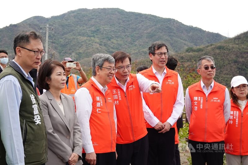 屏南快速公路是恆春半島居民引頸期盼的道路，行政院長陳建仁（前左3）9日由交通部長王國材（前左4）等人陪同到屏南快速公路視察，並宣布全案已核定，後續進行綜合規劃及環評，最快可望2年內動工。中央社記者李卉婷攝 113年4月9日