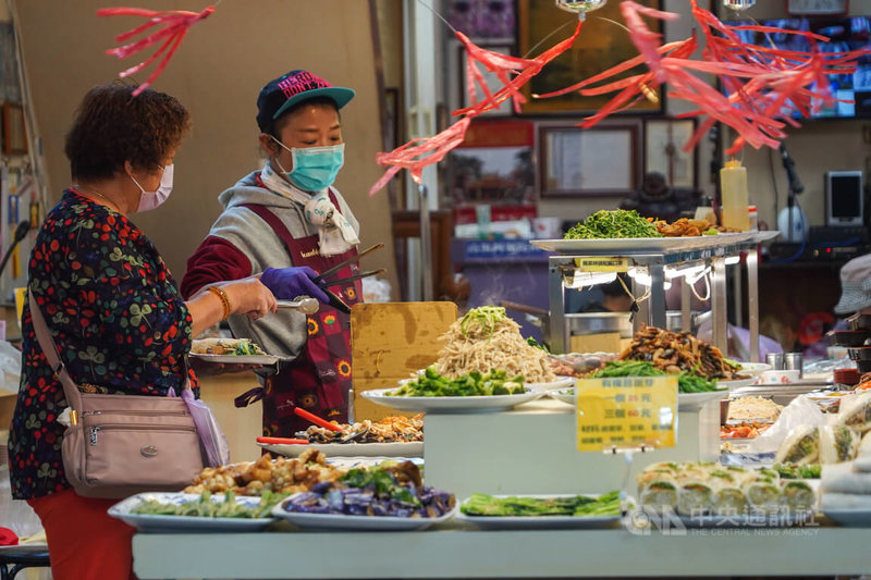 圖為民眾在台北市中正區餐廳消費。（中央社檔案照片）