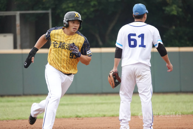 113年全國成棒甲組春季聯賽全越運動9日與列特博生技成棒隊在桃園青埔棒球場比賽，全越運動好手吳念庭（左）表示，還在熟悉比賽的感覺，守備時有點緊張、也有點陌生，下一場比賽將與爸爸吳復連所在的球隊興富發交手。中央社記者謝靜雯攝  113年4月9日