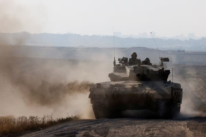 以色列士兵7日駕駛坦克在加薩邊境巡邏。（路透社）