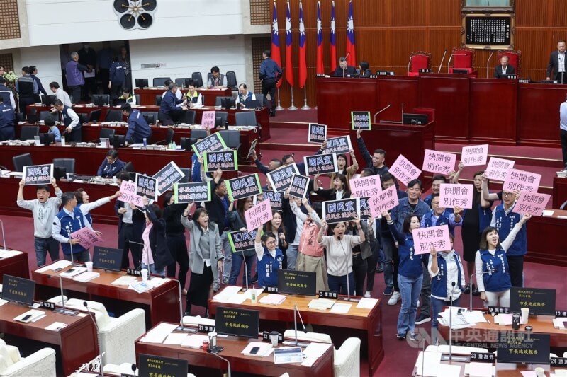 台北市議會9日下午召開定期大會,市長蔣萬安率北市府各局首長進行施政報告及接受質詢與答覆,民進黨議員拿出「棄民主、護幼主」紙板抗議,國民黨團也拿出「快開會、別作秀、要監督、反口水」紙板反制,雙方在議場大聲喊口號互嗆。中央社記者吳家昇攝 113年4月9日