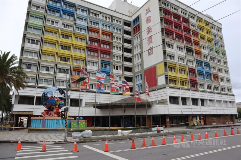 花蓮翰品酒店為五星級親子城市度假酒店，最大特色就是透過「幾米」繪本等不同主題帶給旅人不同的感動。受0403花蓮地震影響，飯店門口被貼上紅單，宣布永久歇業，提前啟動改建，並向花蓮縣政府通報大量資遣。中央社記者李先鳳攝 113年4月9日