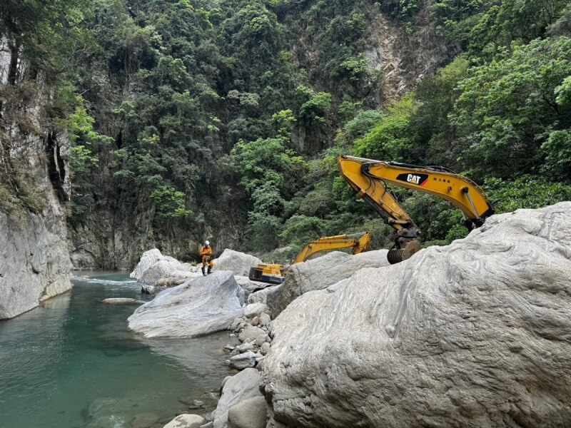 花蓮強震直至8日仍有6人失聯，太魯閣砂卡礑是重點搜救區，大型機具要到達砂卡礑步道必須下河谷，已從峽谷橋下河床的地方開始前進，由於遇到巨石無法排除，另行開闢旁邊山路挺進。（花蓮縣消防局提供）中央社記者李先鳳傳真 113年4月8日