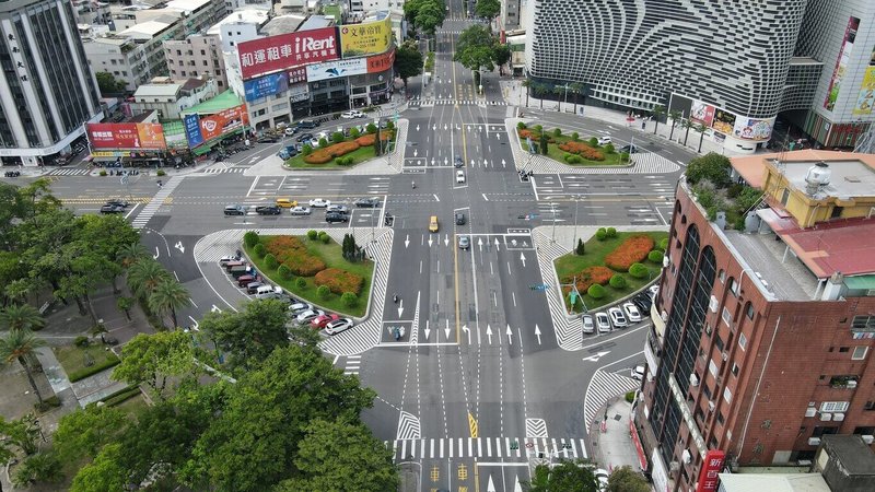 高雄市中華五福圓環位於前金區中華三、四路與五福三路口，是大立百貨商圈必經路線，為改善通行動線，市府規劃將圓環內側現有槽化線區域轉化成人行空間，工程近期動工。（高雄市工務局提供）中央社記者蔡孟妤傳真  113年4月9日