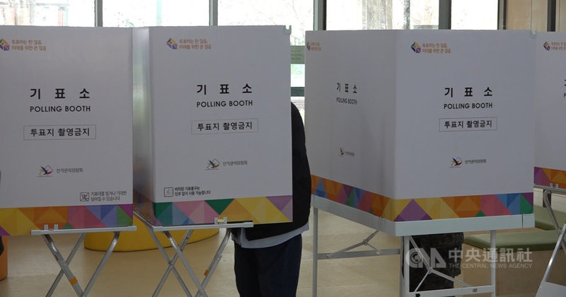 韩国将在10日举行第22届国会选举正式投票。图为5日开放正式投票日当天无法投票的选民进行事前投票现场。中央社记者廖禹扬首尔摄  113年4月9日