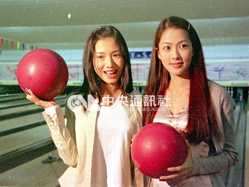 「琳達」錢韋杉（右）和「安琪」侯湘婷首度碰面，兩人在保齡球場一決勝負。（中央社檔案照片）