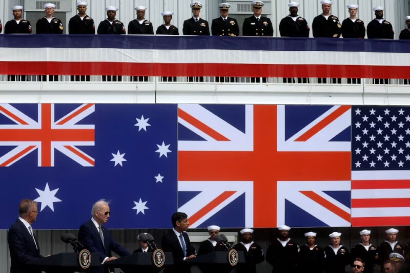 澳洲總理艾班尼斯（左1）、美國總統拜登（左2）和英國首相蘇納克（左3）去年在美國加州聖地牙哥海軍基地舉行會談。（路透社）