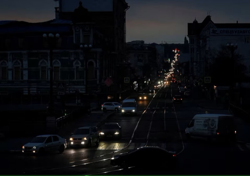 在俄國空襲基礎設施後，烏克蘭東北部城市哈爾科夫市中心上月26日進入停電狀態。（路透社）