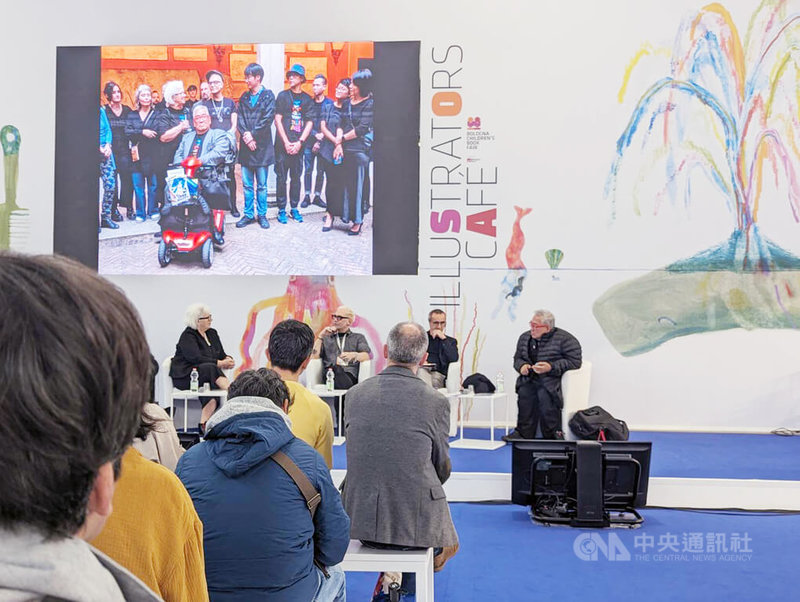 「當兩個海洋相會在波隆那」特展由大塊文化與波隆那Accademia Drosselmeier學會共同舉辦,學會創辦人高瑞俠(Grazia Gotti)(後左)及大塊文化董事長郝明義(後右)在第61屆波隆那兒童書展對談,分享特展籌畫過程。中央社記者王寶兒攝 113年4月10日